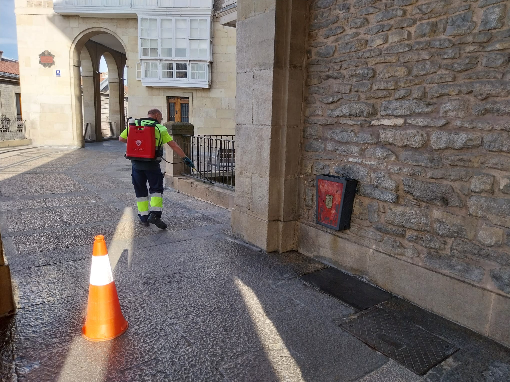 Operario de limpieza en los Arquillos