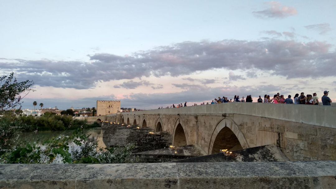 Turistas en el Puente Romano de Córdoba