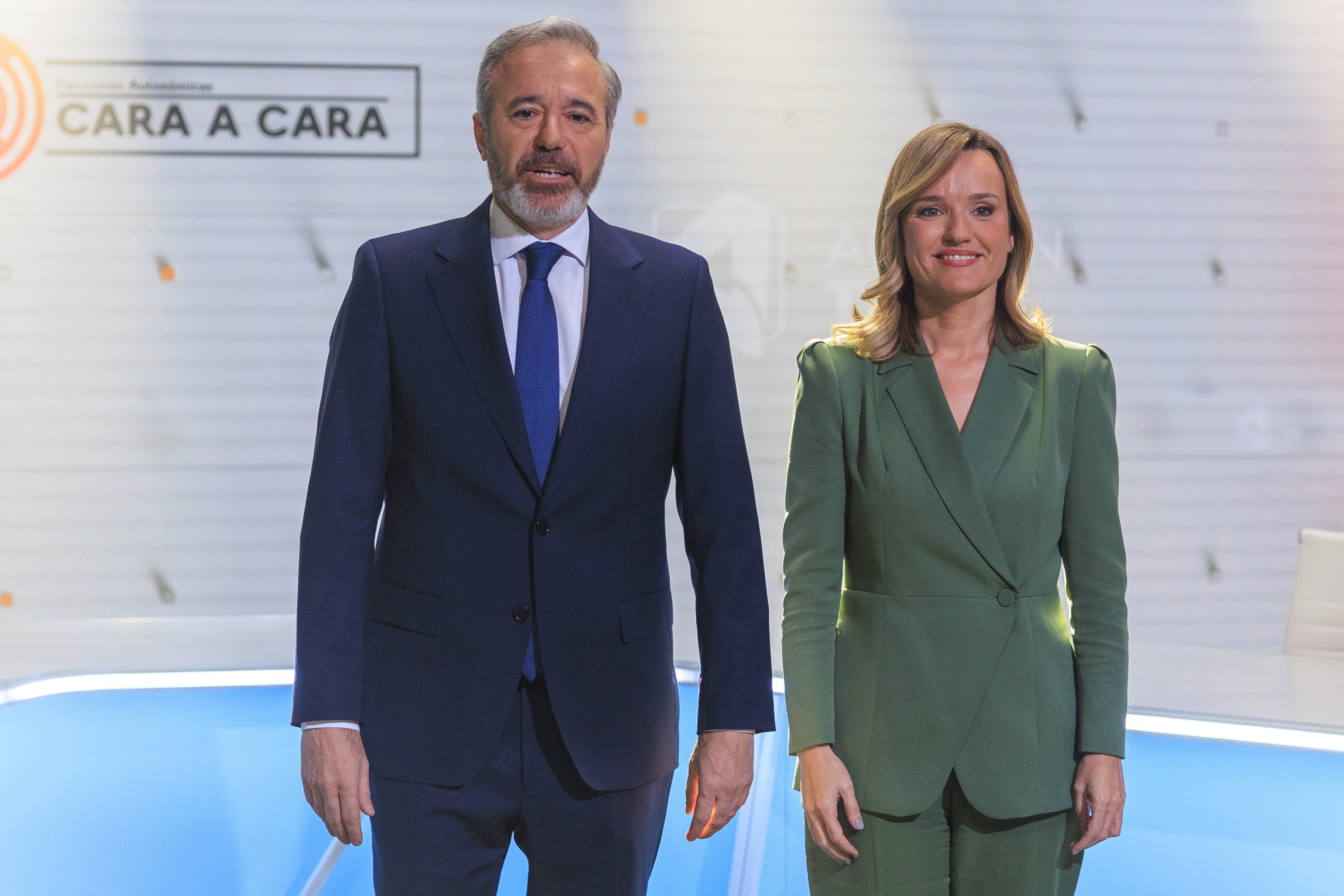 El candidato a la presidencia de Aragón por el PP, Jorge Azcón (i), y la candidata del PSOE, Pilar Alegría (d), posan en el plató de Aragón TV antes de comenzar el debate cara a cara este lunes, en Zaragoza. 