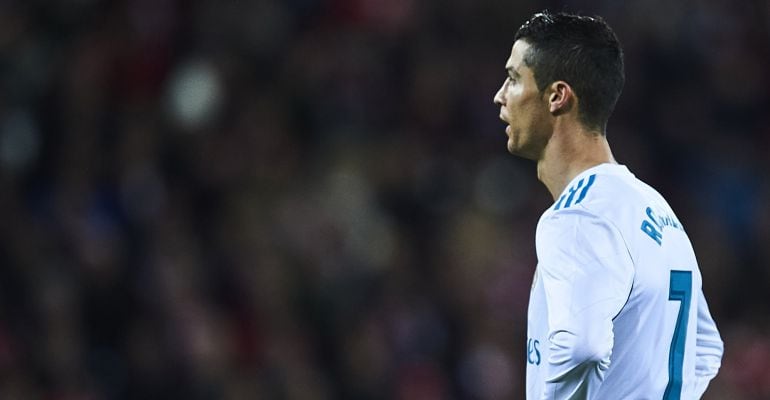 Cristiano Ronaldo, pensativo durante el duelo ante el Athletic en San Mamés