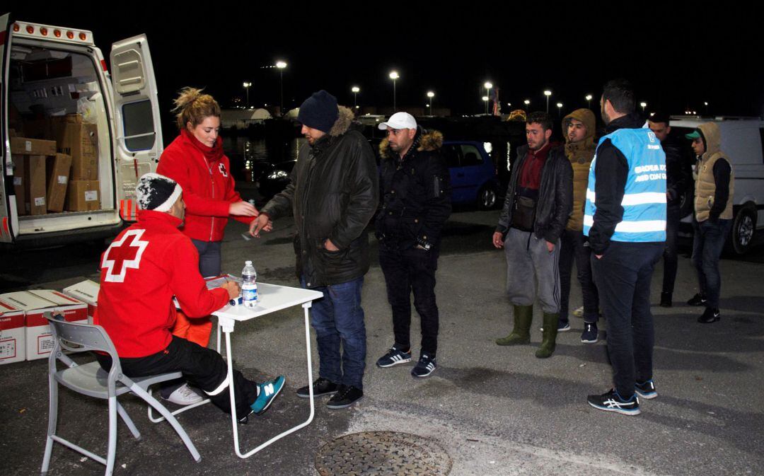 Voluntarios de Cruz Roja ofrece la primera atención sanitaria a los inmigrantes a su llegada al Puerto de Motril