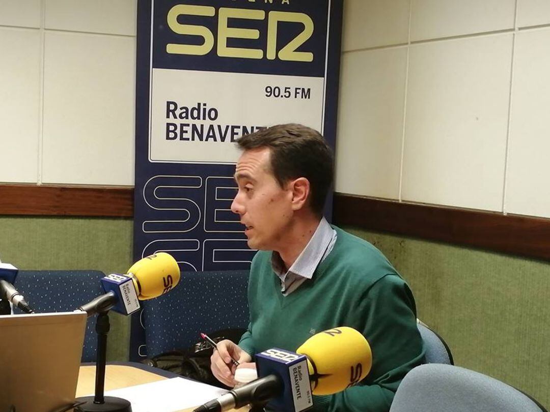 Luciano Huerga en los estudios de Radio Benavente