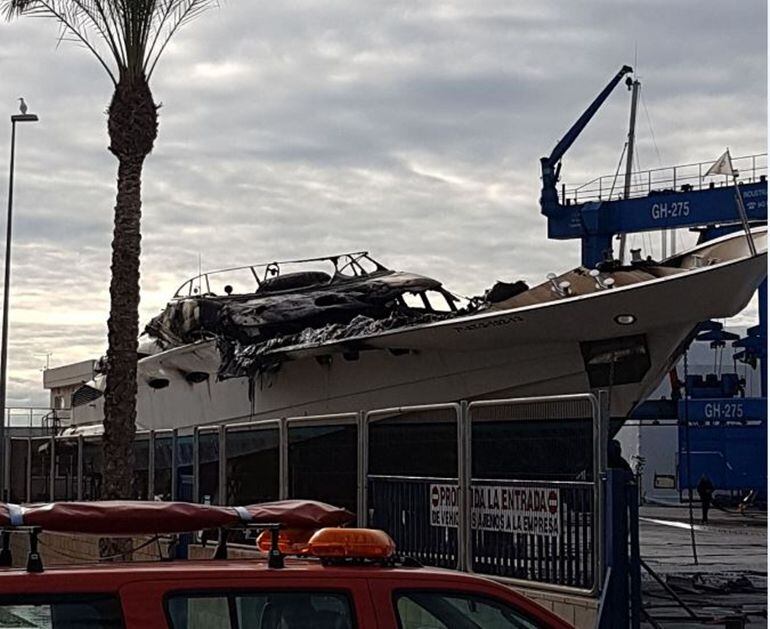 Estado en el que ha quedado el yate ubicado en la zona pesquera del Puerto de Alicante tras el incendio