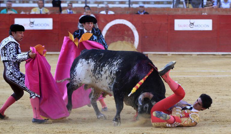 Cogida del torero segoviano Víctor Barrio en la plaza de toros de Teruel