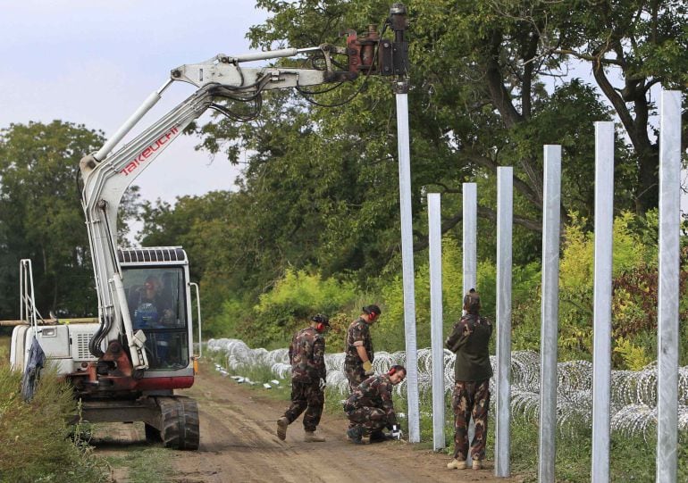 Soldados húngaros construyen una verja en la frontera con Croacia. 