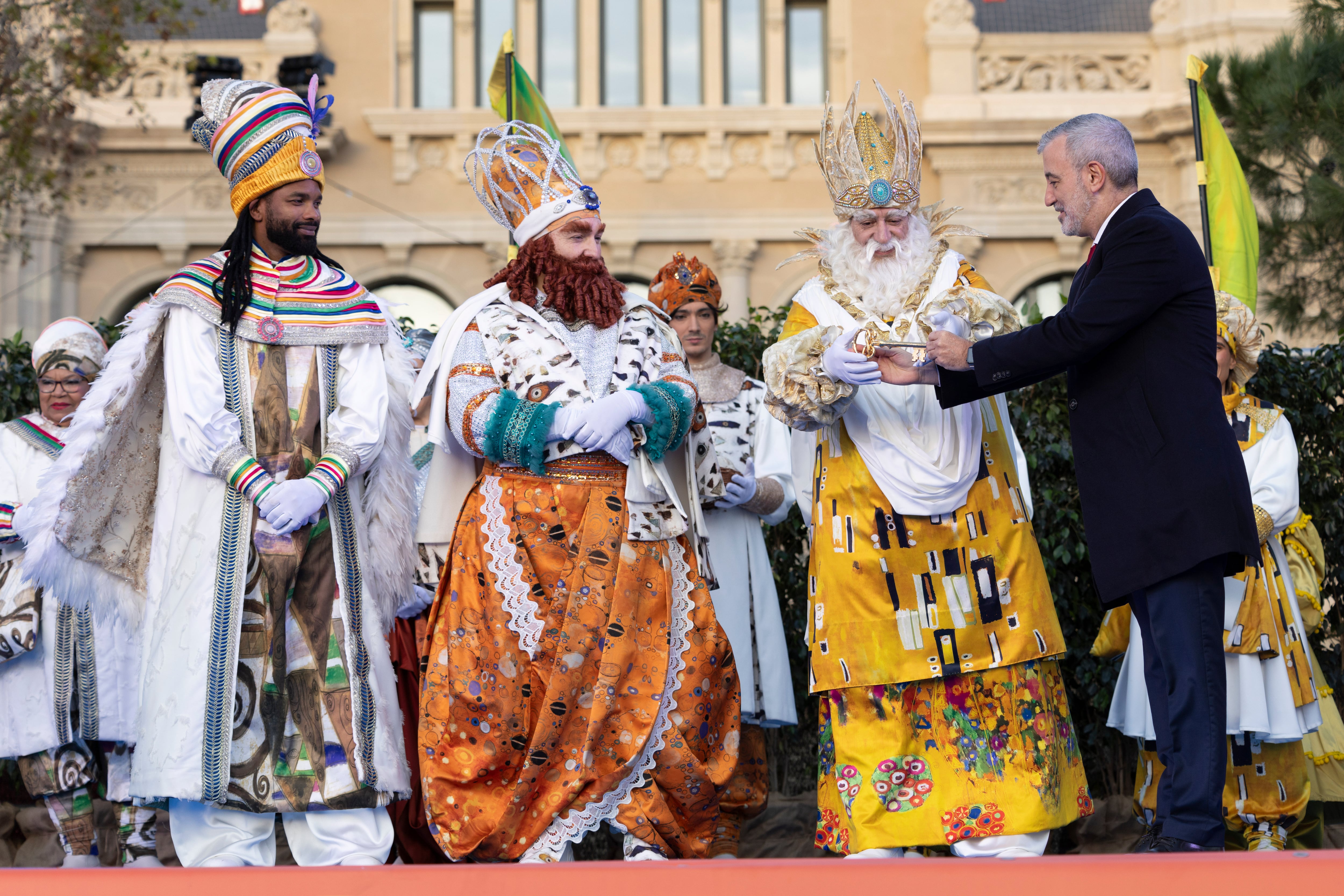 Sus majestades los Reyes Magos de Oriente son recibidos por el alcalde de la ciudad, Jaume Collboni