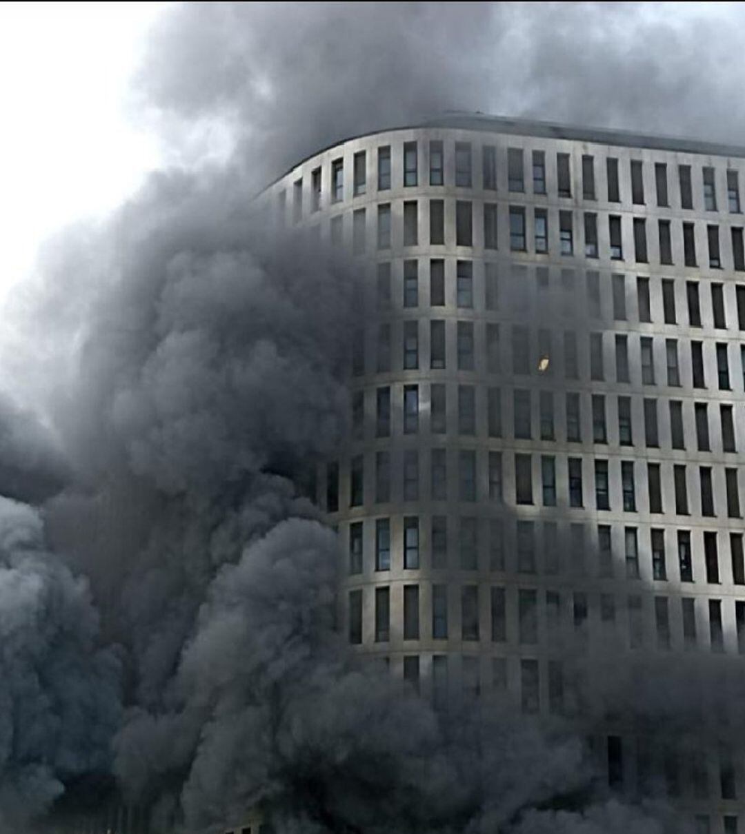 Edificio afectado por el incendio