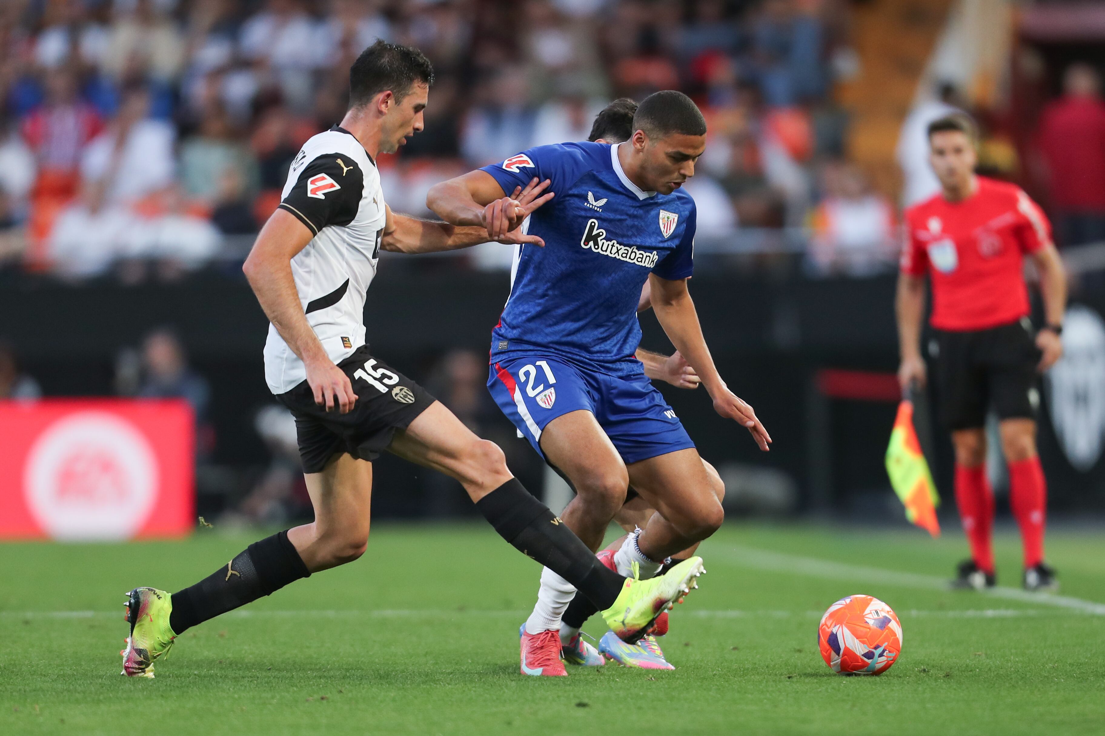 VALENCIA, SPAIN - MAY 18: Maroan Sannadi of Athletic Club and Cesar Tarrega of Valencia in action during the Spanish League, LaLiga EA Sports, football match played between Valencia CF and Athletic Club de Bilbao at Mestalla stadium on May 18, 2025, in Madrid, Spain. (Photo By Ivan Terron/Europa Press via Getty Images)
