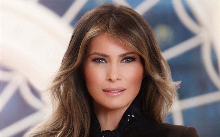 La Casa Blanca divulga el primer retrato oficial de Melania Trump como primera dama, tomado en la Casa Blanca.