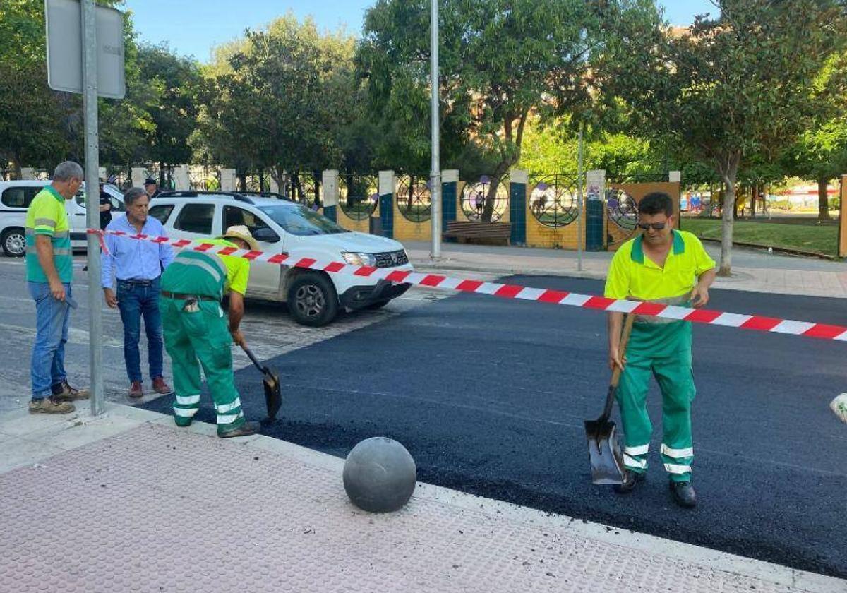El concejal Antonio Losa visita las obras de los reductores de velocidad instalados en Jaén el pasado verano.