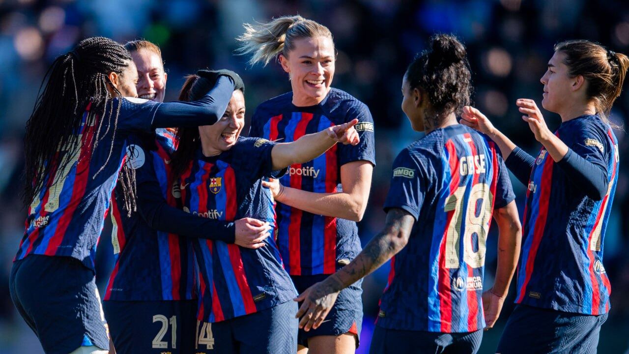 Las jugadoras del Barça celebran uno de los goles de Aitana Bonmatí