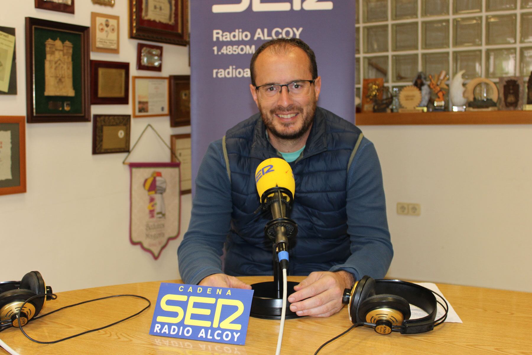 Tono Belda, en el estudio central de Radio Alcoy