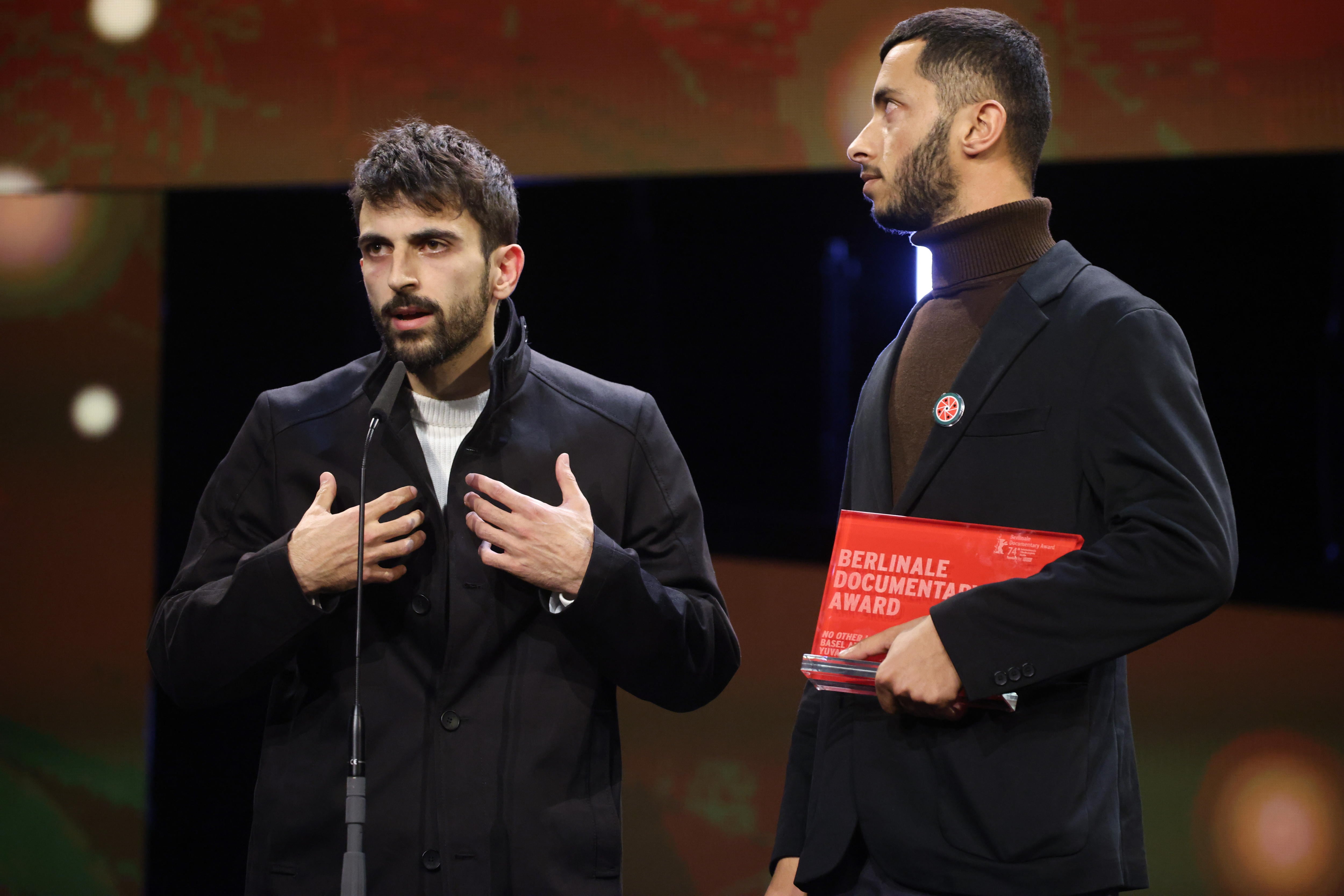 Basel Adra y Yuval Abraham reciben el premio a Mejor Documental en la Berlinale. EFE/EPA/CLEMENS BILAN