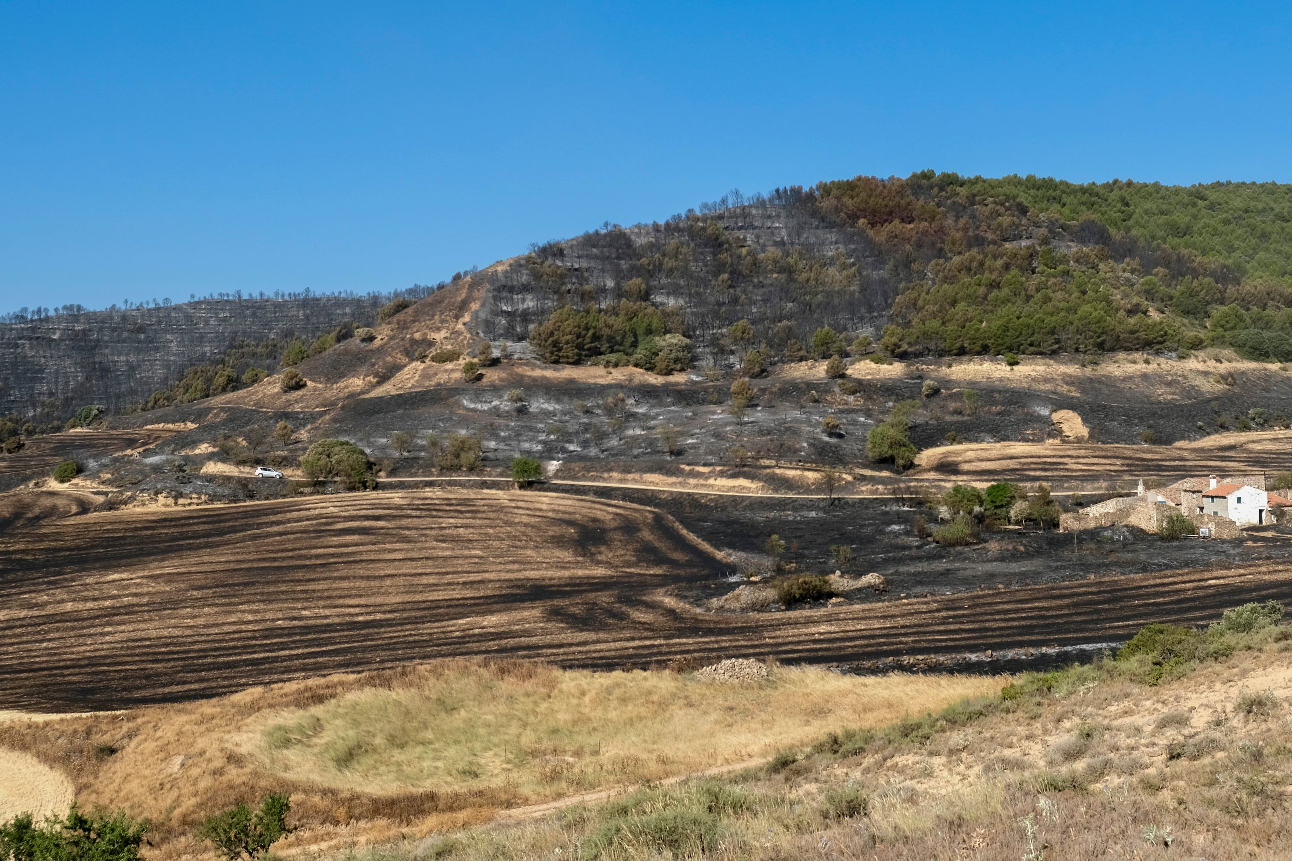 GRAF6814. ALFARO (LA RIOJA), 11/07/2022.- El intenso trabajo realizado durante las últimas horas nocturnas ha permito controlar el incendio que afecta al monte Yerga, en el que, según lo datos iniciales, han ardido unas 104 hectáreas, sobre todo de masa arbolada; en los que han intervenido los 59 efectivos de la Unidad Militar de Emergencias (UME). EFE/ Abel Alonso
