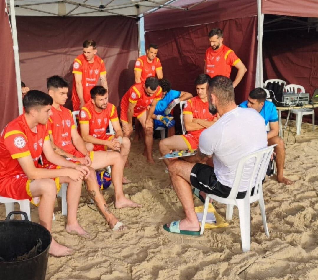 Celso Roriguez dando instrucciones a su equipo.