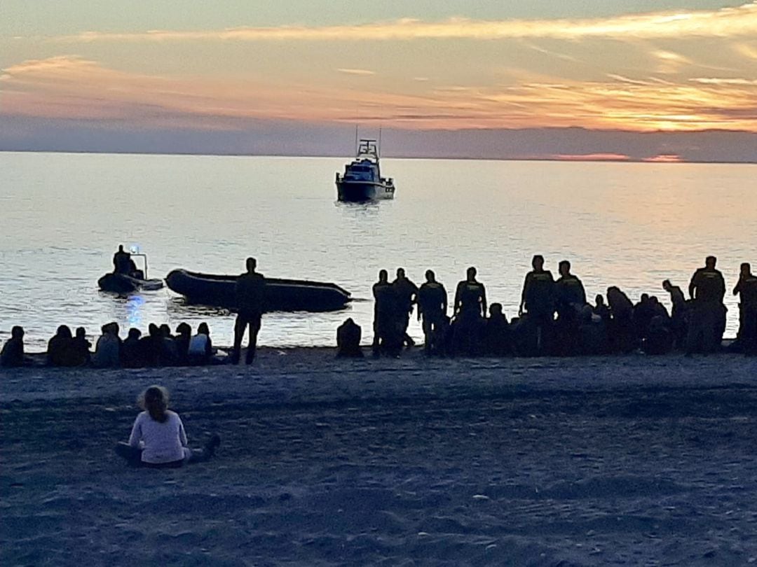 59 inmigrantes logran alcanzar la orilla en la playa de Torrenueva ante la atenta mirada de sus vecinos