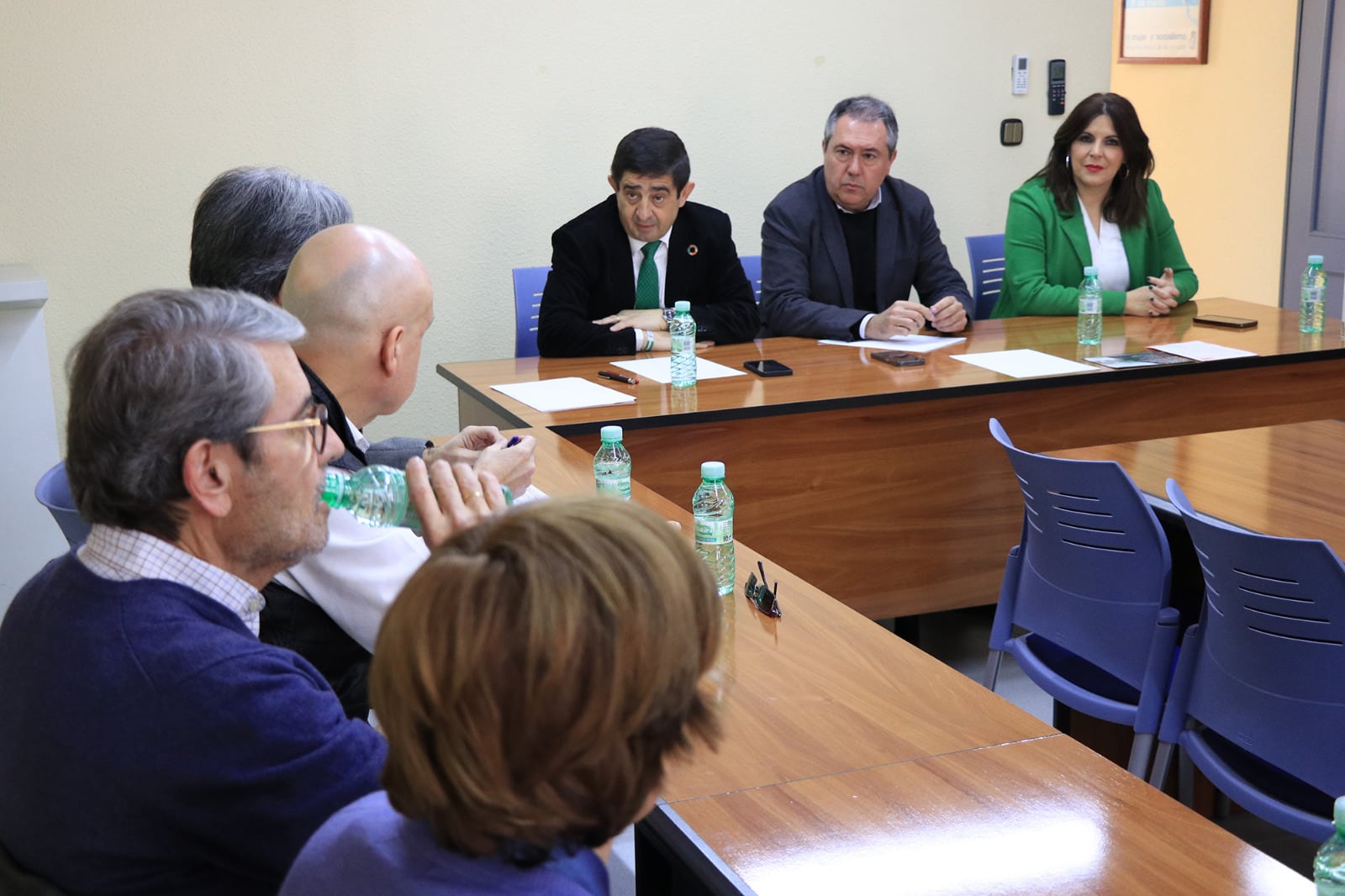 El secretario regional del PSOE, Juan Espadas (centro), durante la reunión que ha mantenido con miembros de la Plataforma en defensa de la UJA.