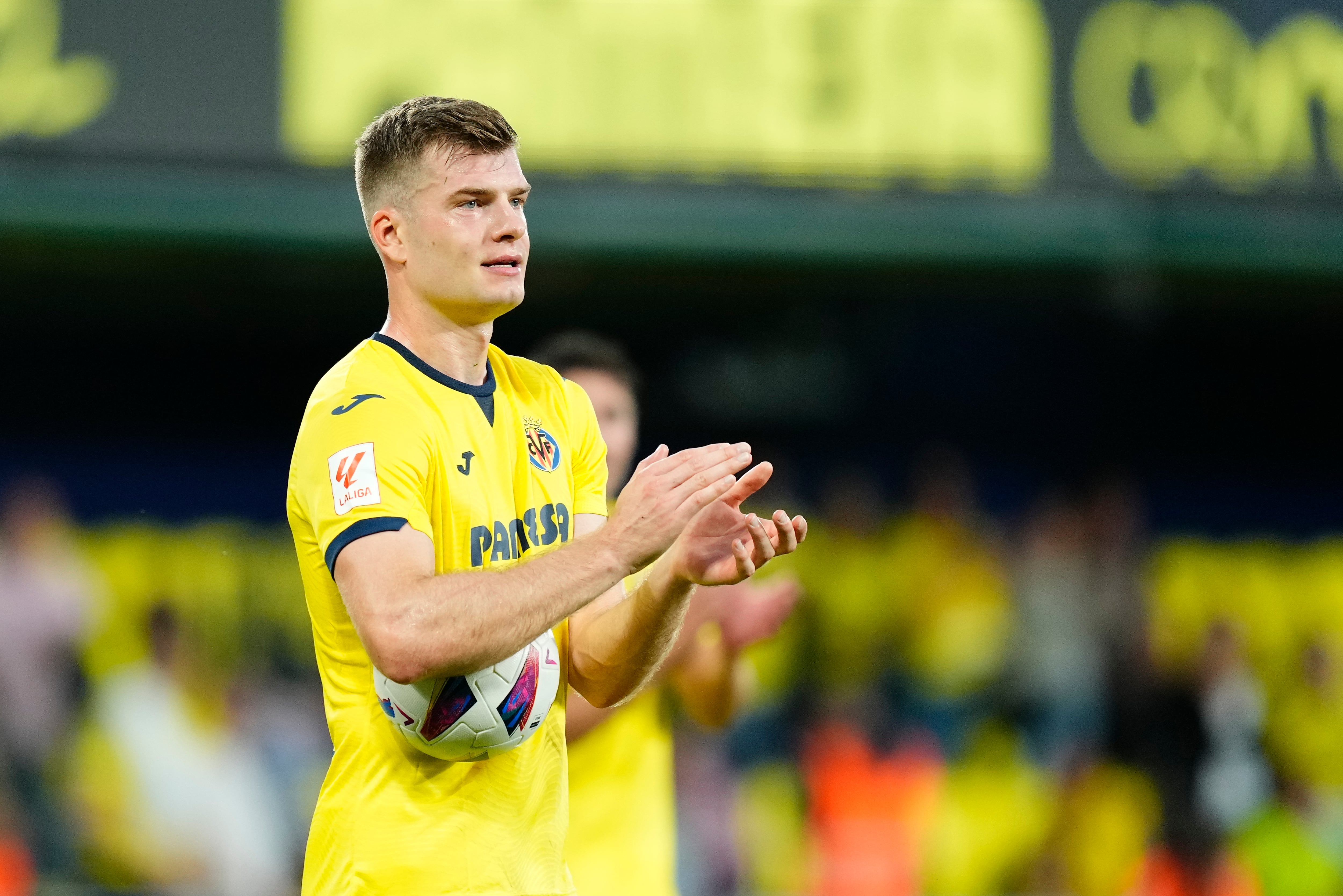 Alexander Sörloth defendiendo la camiseta del Villarreal CF