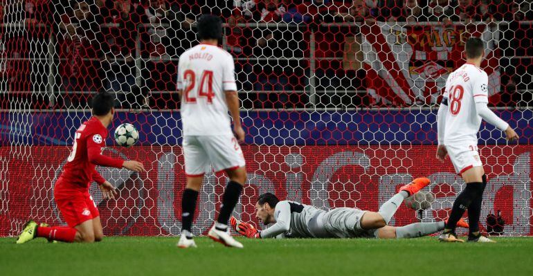 Instante en el que el disparo de Glushakov acaba en la red de Sergio Rico ante la mirada de Nolito y Sergio Rico 