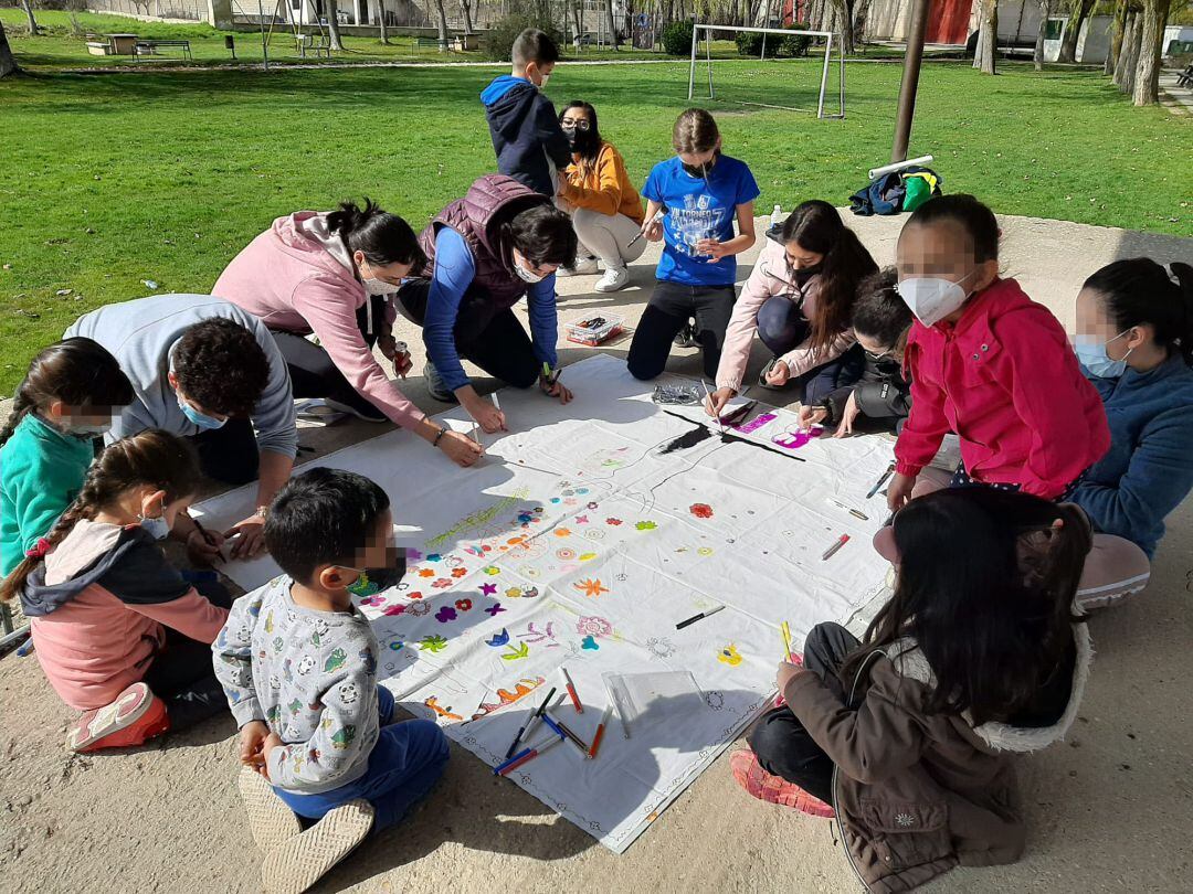 La realización del mural contó con la participación de un nutrido grupo de personas, menores en buena parte