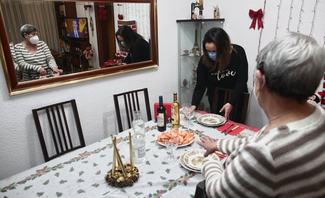 Dos personas preparan la cena de Nochebuena.