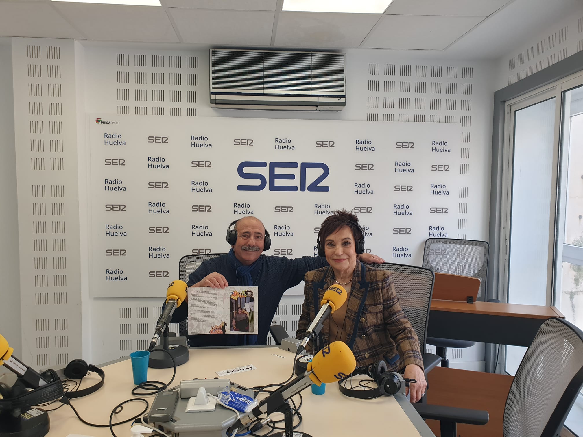 La artista onubense Antonia María Peralto y el ex director de la Escuela de Arte León Ortega de Huelva en la SER