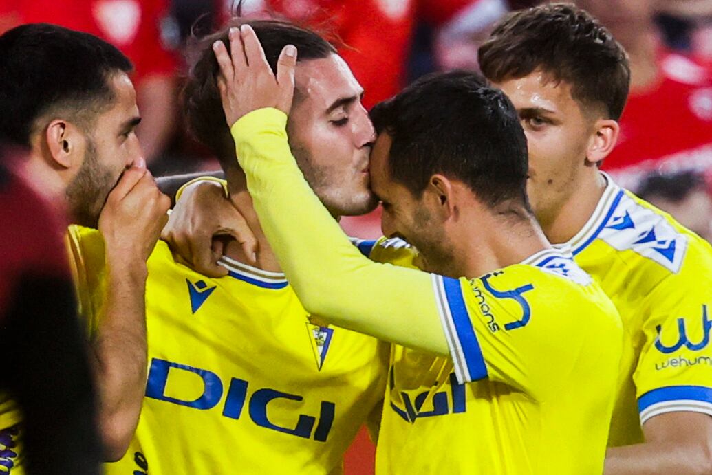 SEVILLA,15/05/2024.- El delantero del Cádiz Sergi Guardado (2-d) celebra con sus compañeros tras marcar ante el Sevilla, durante el partido de Liga en Primer División que Sevilla Fc y Cádiz CF han disputado este miércoles en el estadio Ramón Sánchez-Pizjuán. EFE/José Manuel Vidal