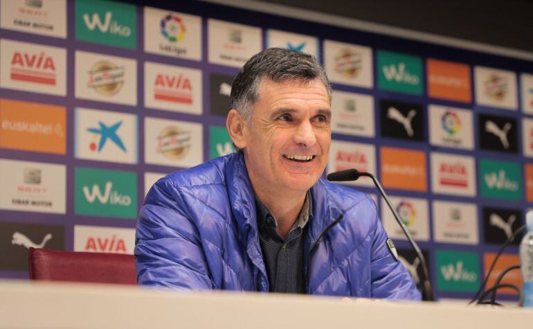 Mendilibar sonríe ante los medios en la sala de prensa de Ipurua