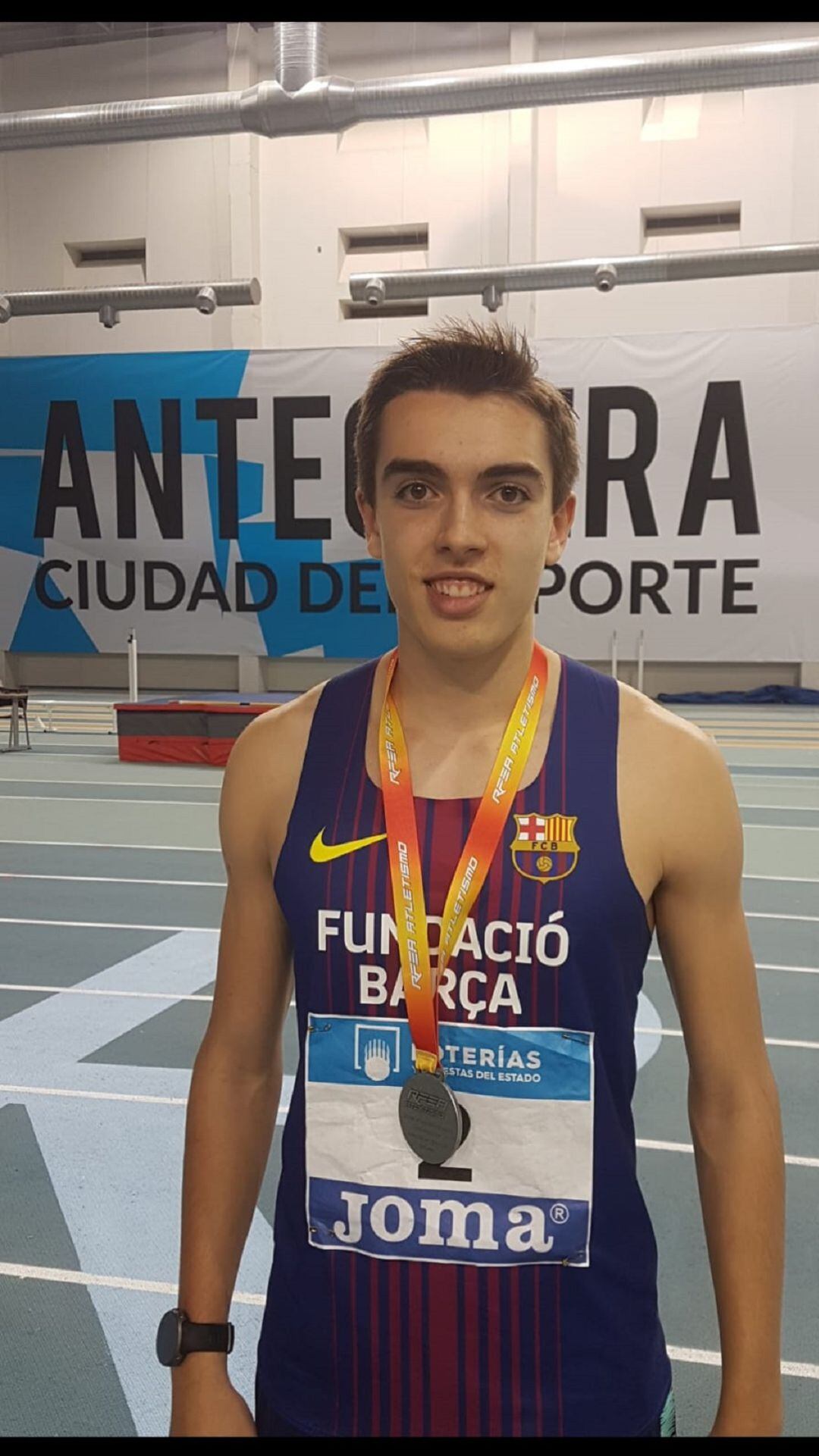 Antonio Tabanera con la medalla de plata