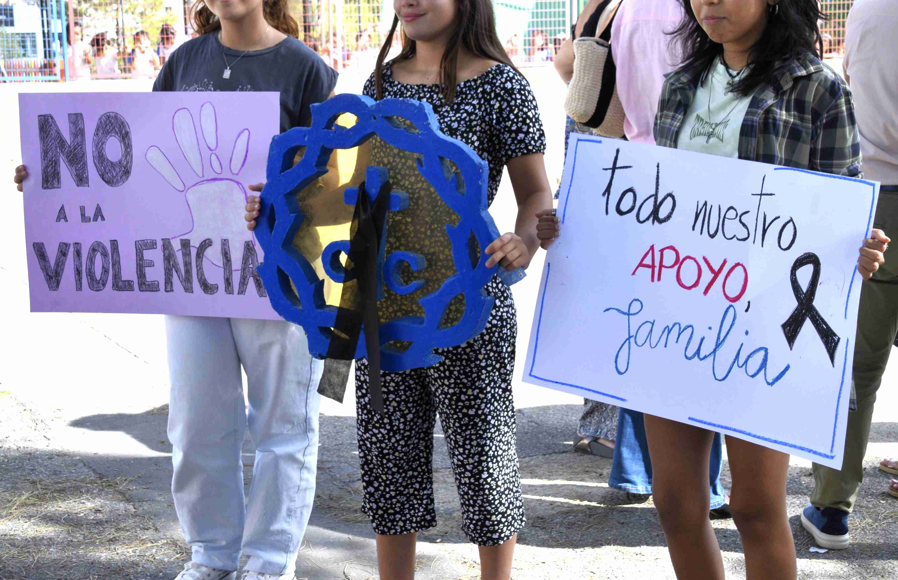Concentración contra la violencia machista en el CEIP Cristo Crucificado de Cieza (Murcia)
