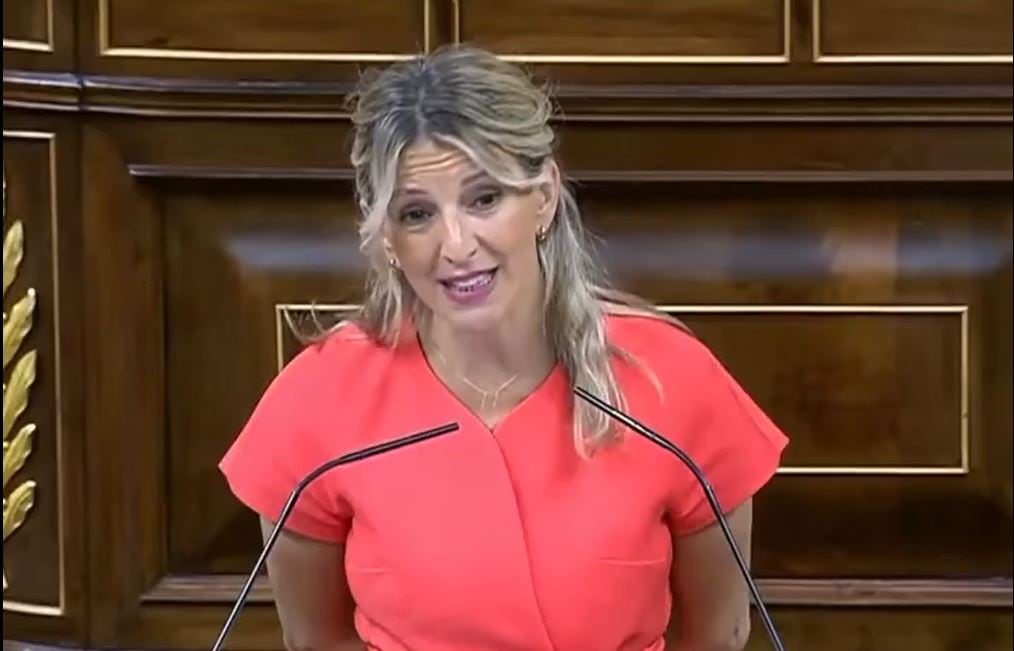 Yolanda Díaz responde a Carlos Flores en el Congreso