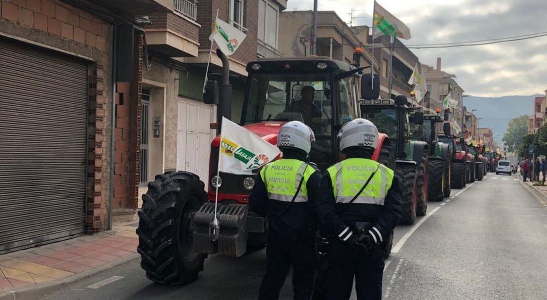 Una columna de tractores llega a Murcia por Los Dolores