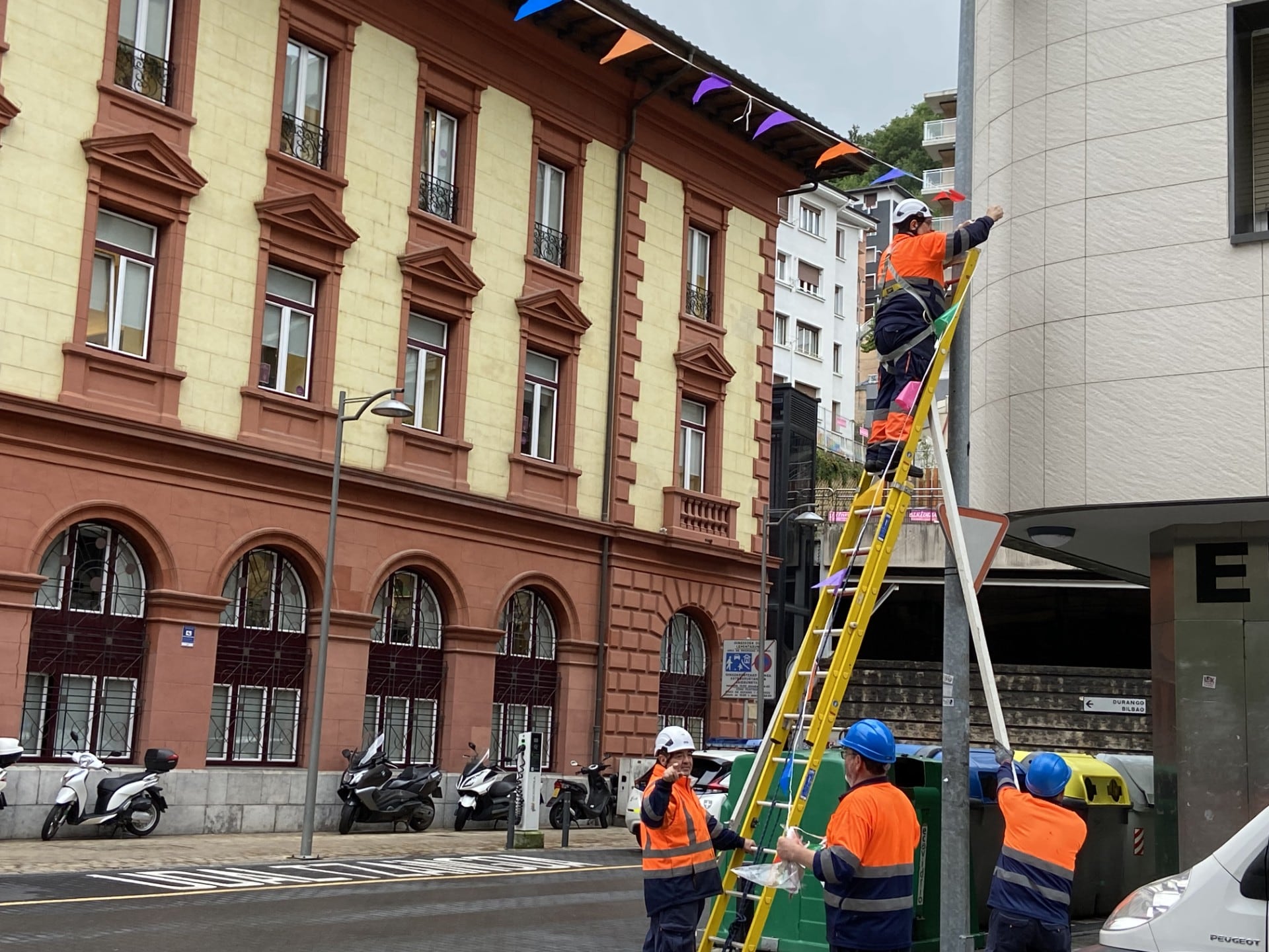 Operarios municipales colocan los banderines que adornarán las calles céntricas de Eibar en los &#039;Sanjuanes&#039;