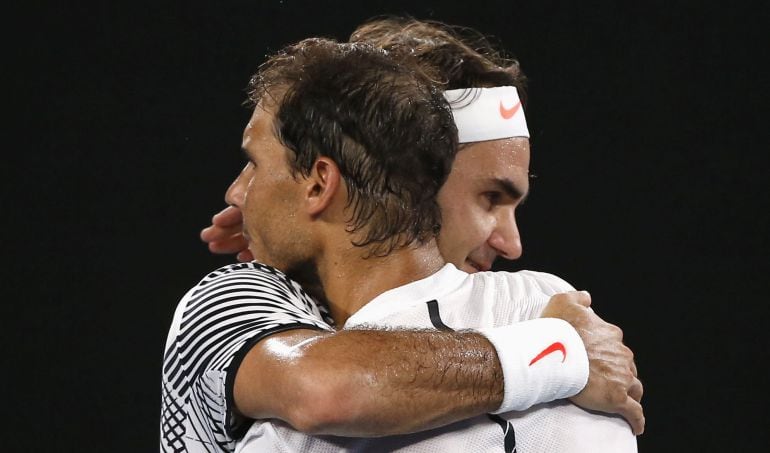 Rafa Nadal abraza a Federer al concluir la final