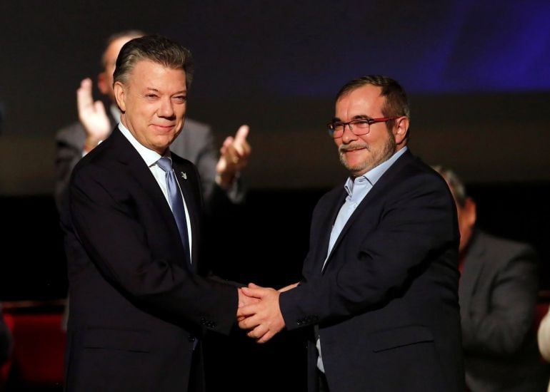 El presidente de Colombia, Juan Manuel Santos y el comandante maximo de las Farc, Rodigro Londoño, alias Timochenko, se dan la mano despúes de firmar el acuerdo de paz.