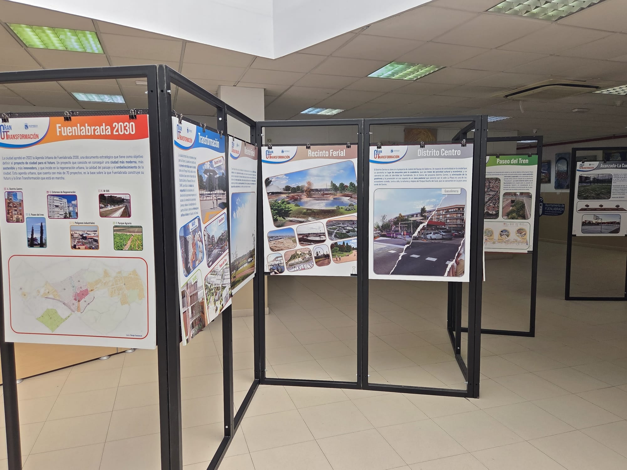 La exposición recorre los grandes hitos de la transformación urbanística de Fuenlabrada