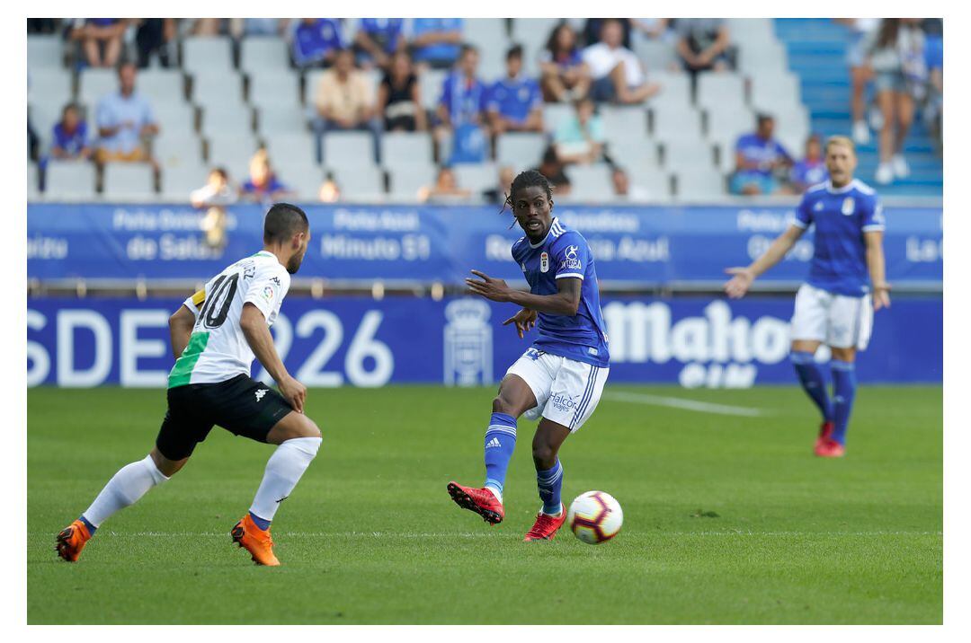 Boateng durante una acción ante el Extremadura en el Carlos Tartiere.