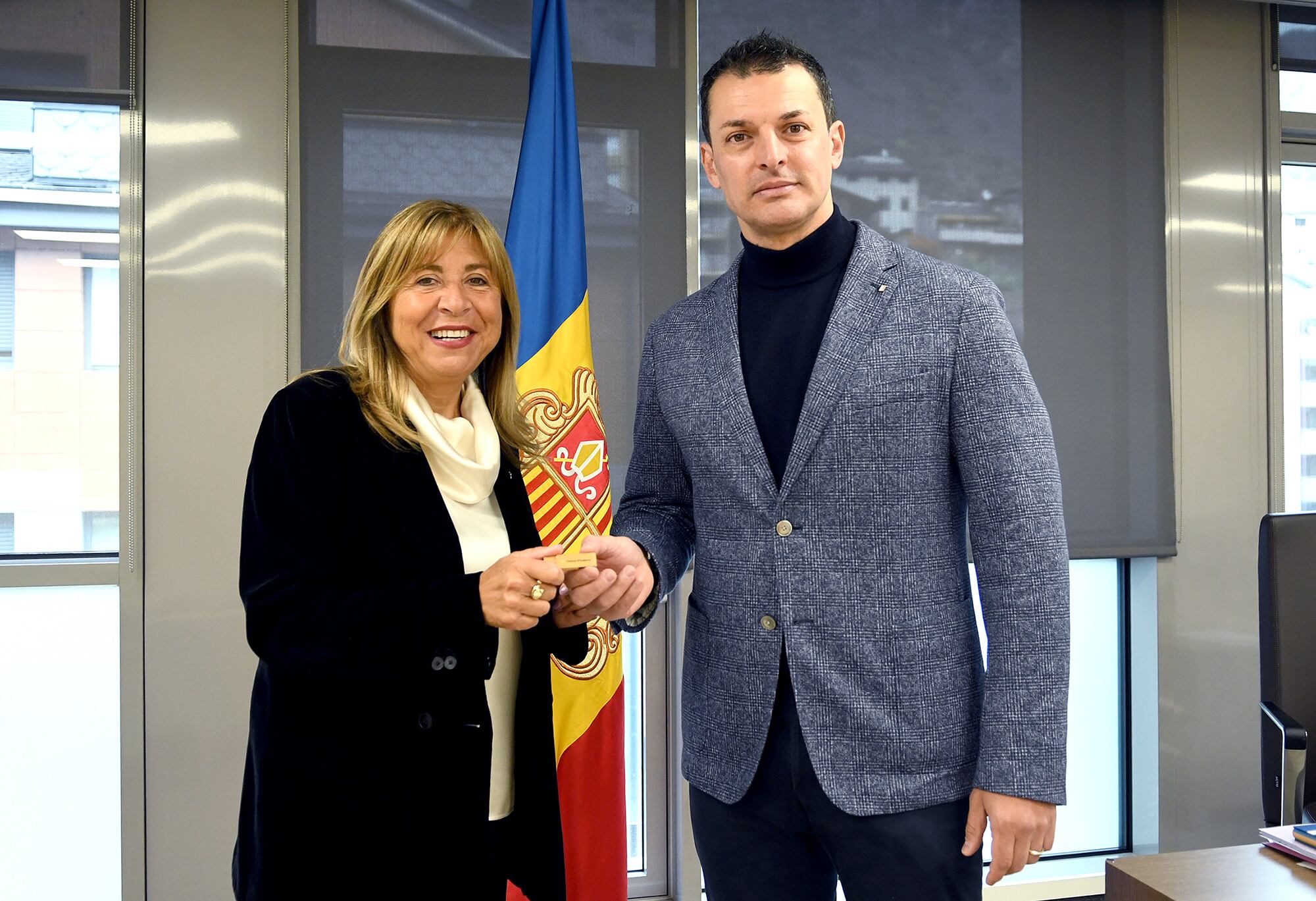 Conxita Marsol rep el traspàs de cartera per part de Jordi Gallardo