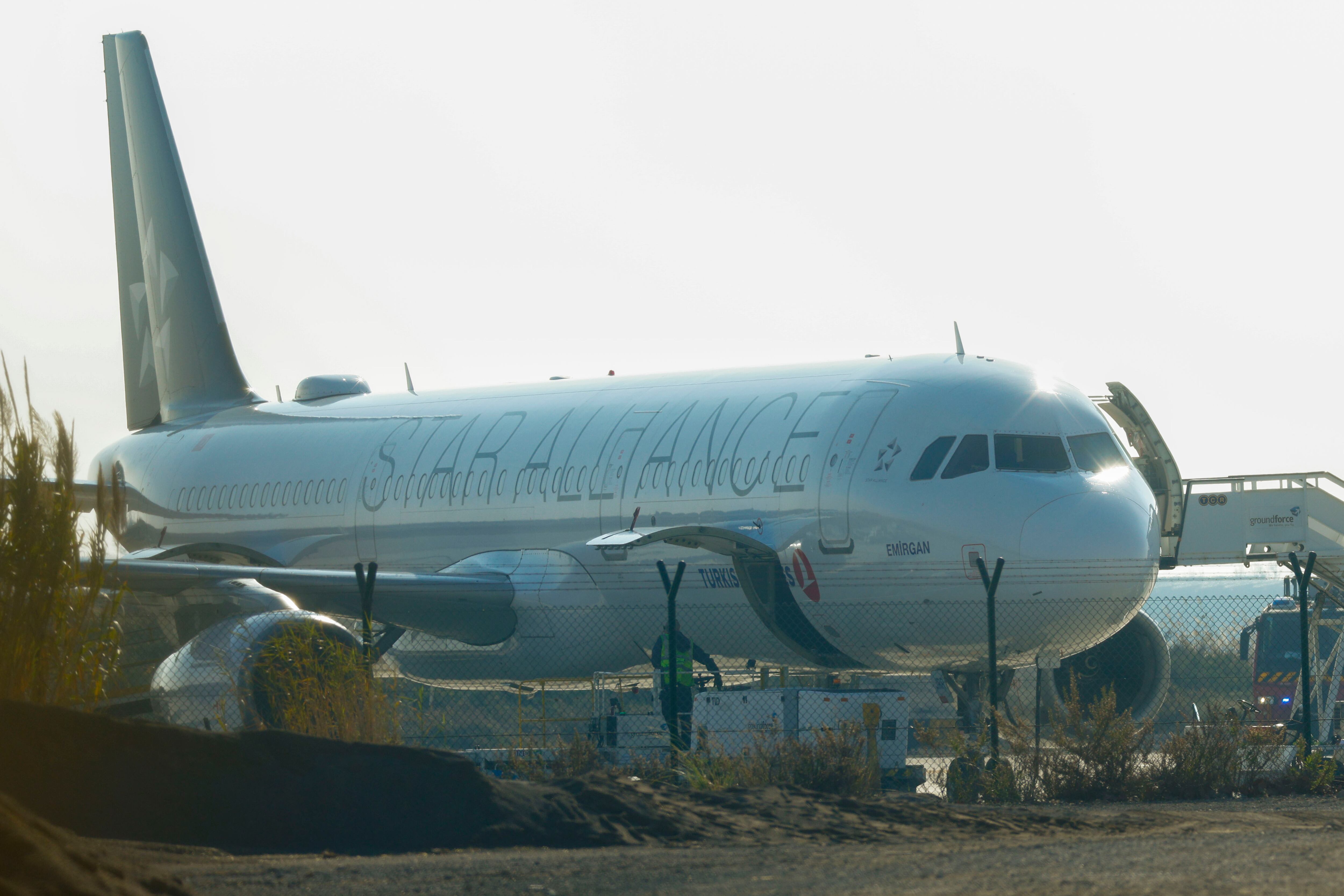 El avión de Turkish Airlines que ha aterrizado este jueves en Barcelona tras una amenaza de bomba a bordo que ha activado la actuación de las fuerzas de seguridad