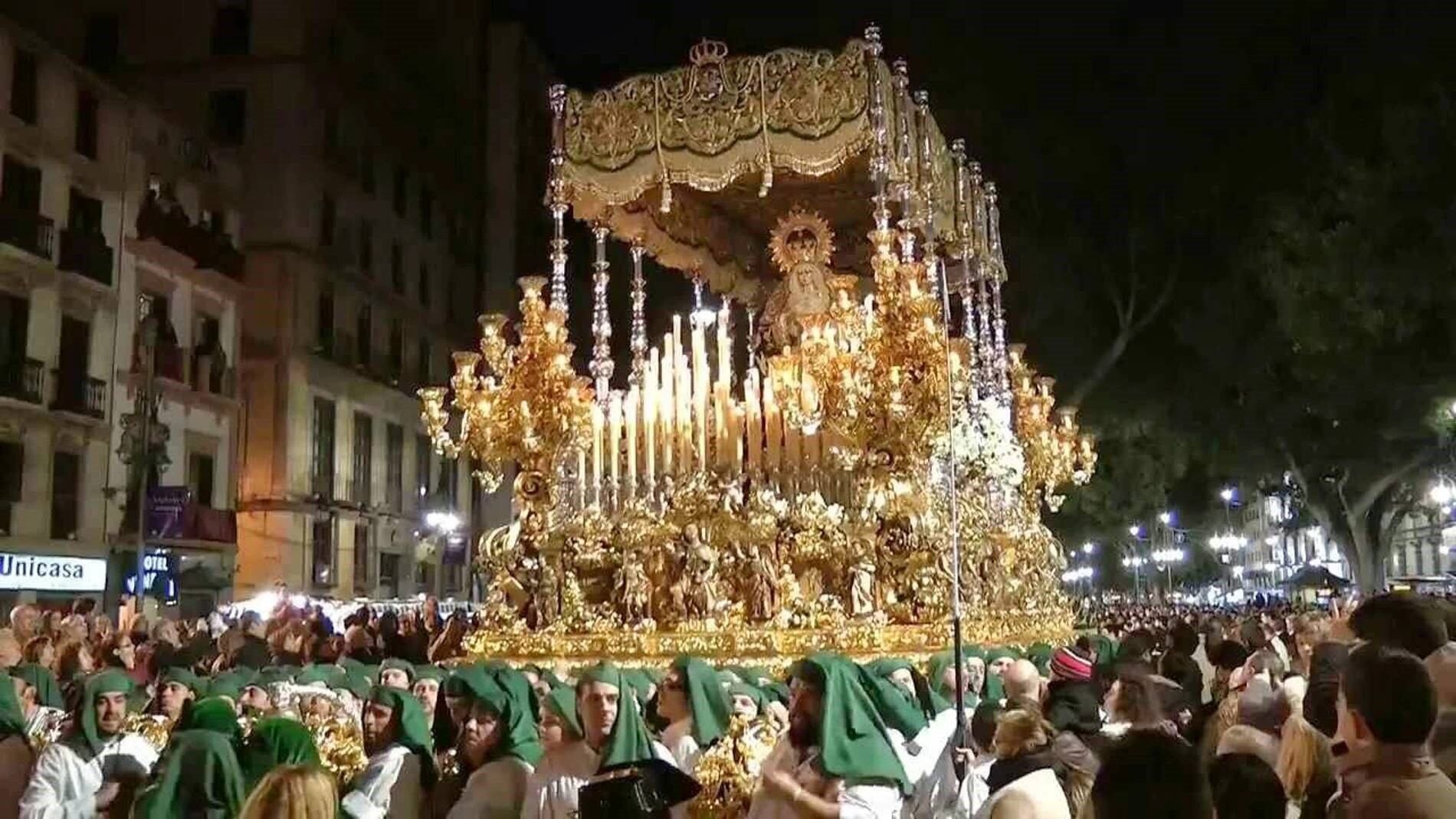 La Virgen de la Esperanza procesionando por las calles de Málaga