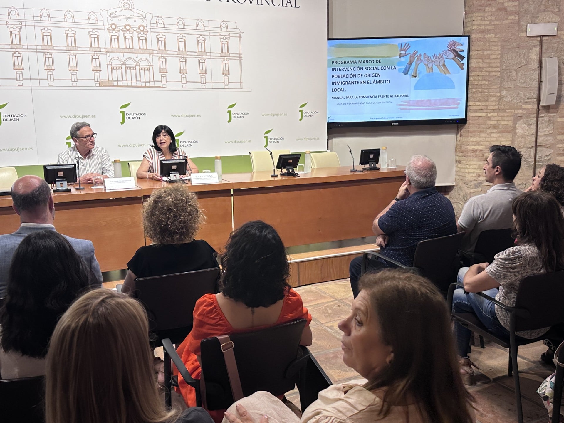 La vicepresidenta primera de la Diputación y diputada de Igualdad, Políticas Sociales y Juventud, Francisca Medina, presenta el Programa de Intervención Social con la Población de Origen Inmigrante en el Ámbito Local