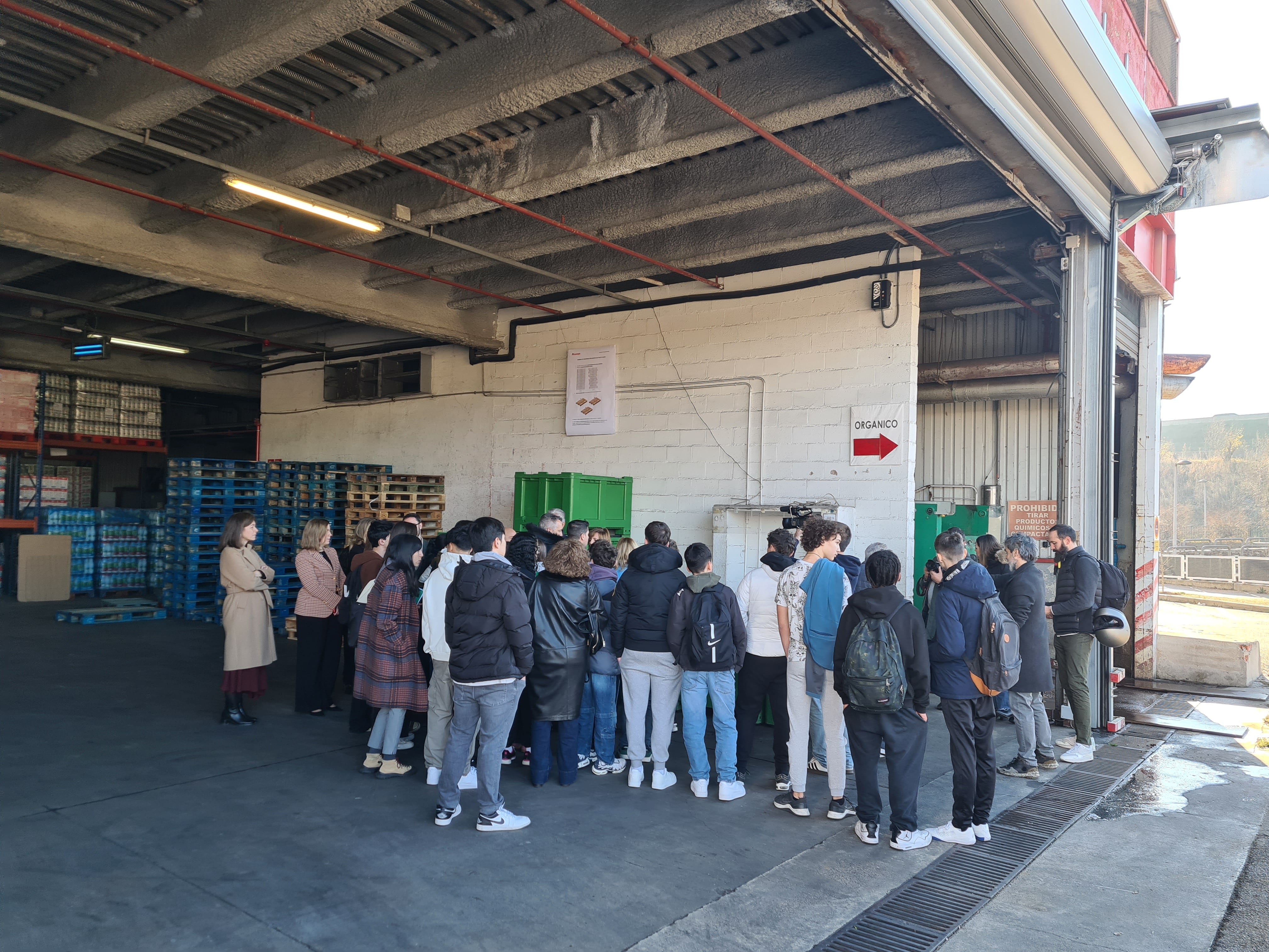 Alumnos de la ESO visitan un hipermercado de Alcobendas para conocer su proceso de reciclado