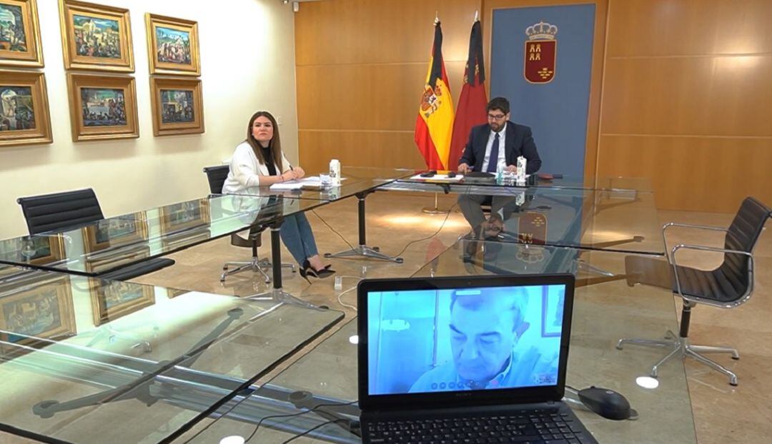 Videoconferencia entre el presidente de la comunidad, la consejera de educación y el presidente de UCOERM