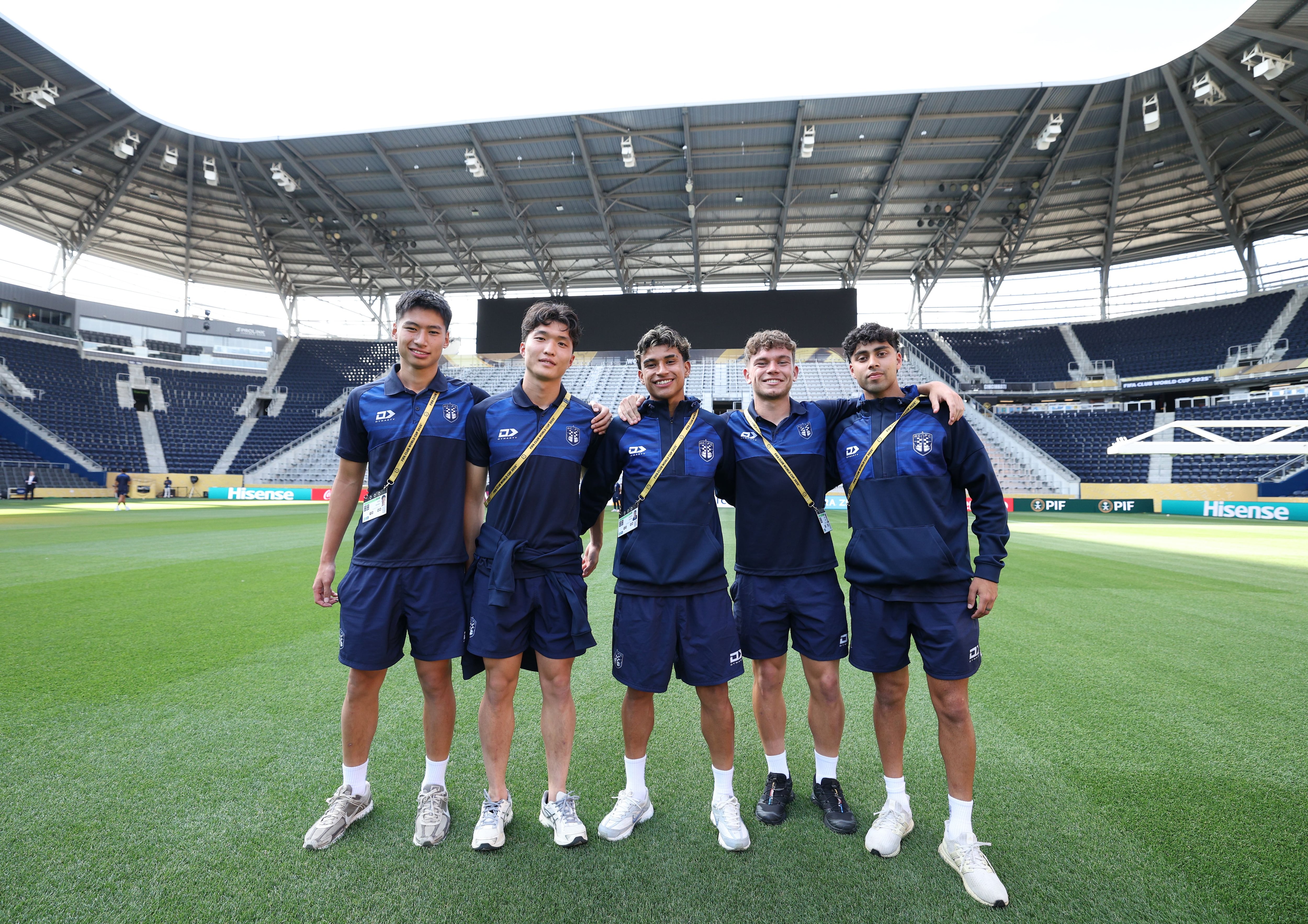 Los jugadores del Auckland City posan en el estadio antes del partido ante el Bayern de Munich