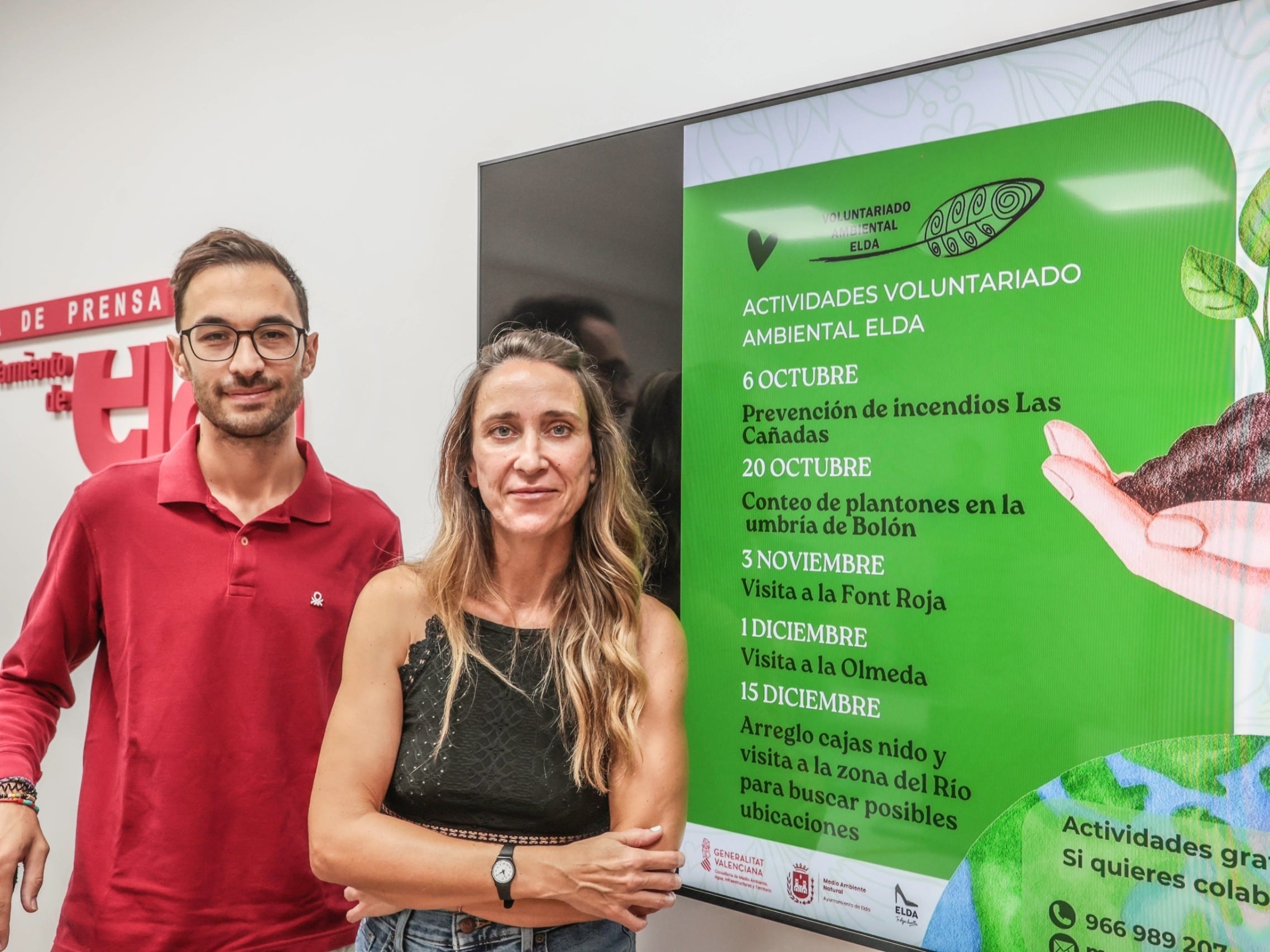 Víctor Romero, coordinador del voluntariado y Cristina Rodríguez, edil de Medio Ambiente de Elda, en la presentación del calendario.