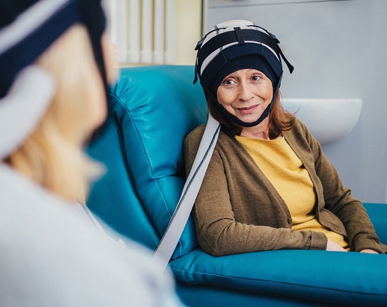 Gorro refrigerante del métido de Vithas para prevenir la caída del cabello durante la quimioterapia contra el cáncer