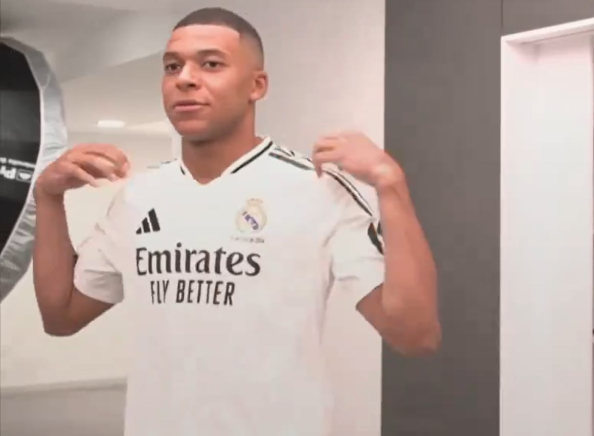 Mbappé posa por primera vez con la camiseta del Real Madrid.