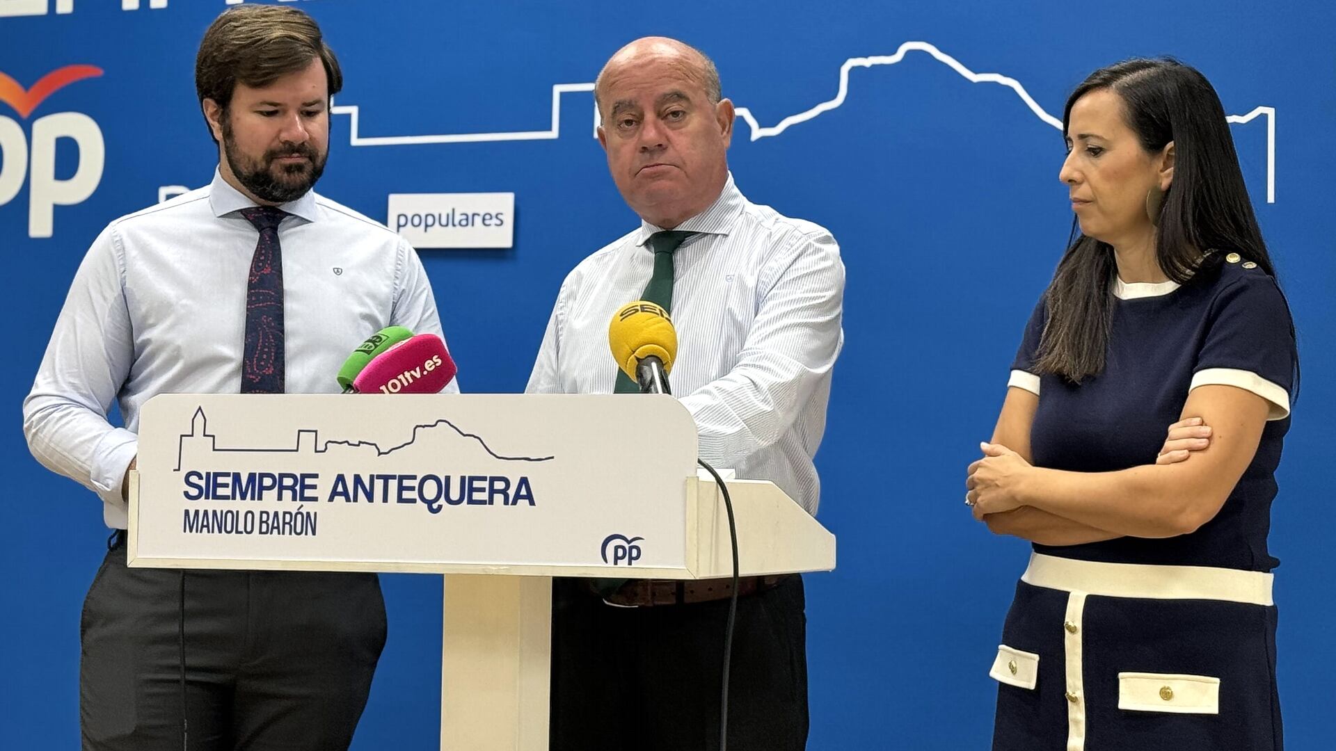Manuel Barón en rueda de prensa en la sede del PP de Antequera junto a Ana Cebrián y Antonio García Mendoza