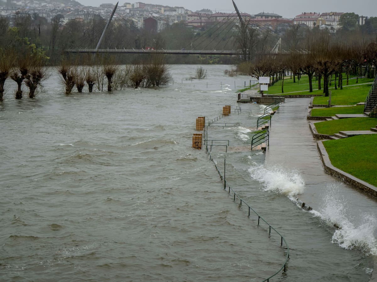 El río Miño a su paso por A Peroxa está en nivel rojo por la crecida