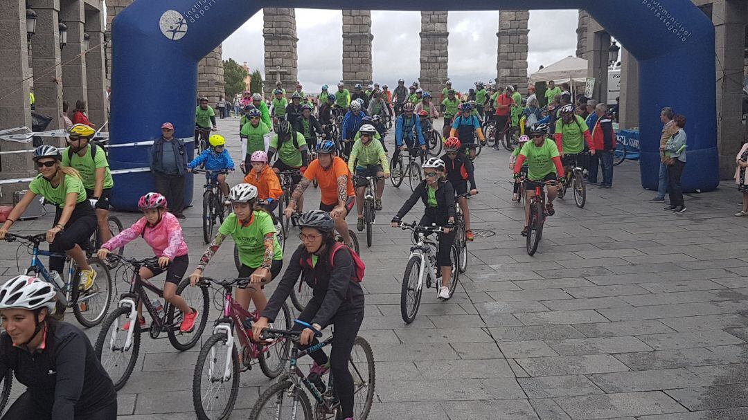 Participantes en la marcha ciclista Día del Alzheimer, instantes después de tomar la salida